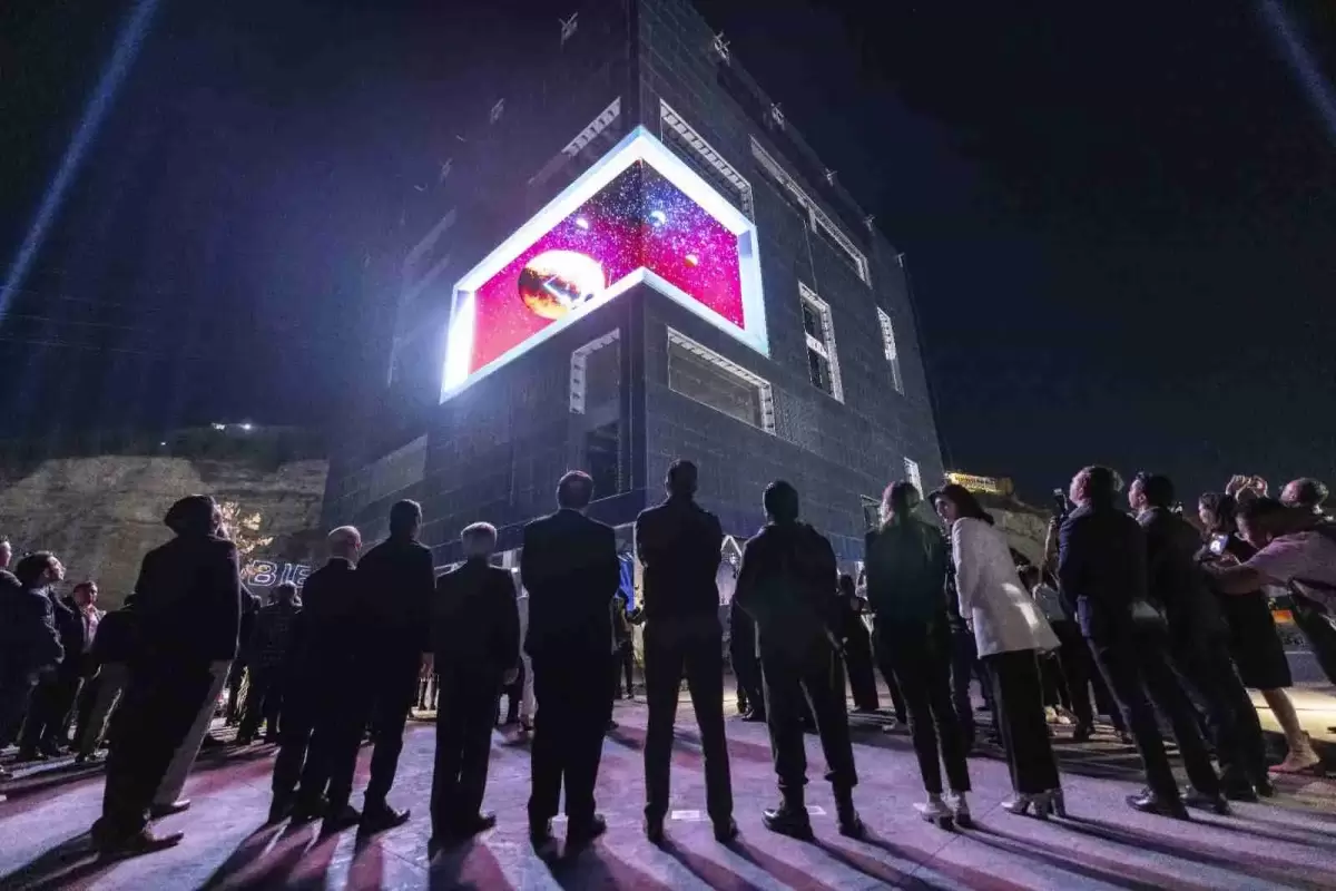 Inauguración de BLOQUE — evento nocturno con pantalla LED 3D